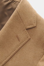 Close-up view of the Stile Latino Blazer 'Vincenzo' beige melange lapel and buttonhole, showcasing the virgin wool and cashmere blend fabric with a supple feel. Experience tangible luxury with STILE LATINO's noble blazer 'Vincenzo' made from a material bl