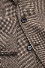 Borrelli Blazer 'Procida' beige/dark brown checkered shown from a close-up front angle, highlighting buttons and fabric texture. A perfect essential for the next dinner with friends or the upcoming meeting: With the 'Procida' blazer by BORRELLI made of pu