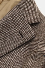 Close-up top view of the Borrelli Blazer 'Procida' beige/dark brown checkered lapel and buttonhole, showcasing the classic Glen check pattern and soft virgin wool fabric.

<p>A perfect essential for the next dinner with friends or the upcoming meeting: Wi
