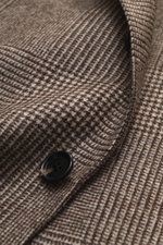 Nahaufnahme des Borrelli Sakko 'Procida' beige/dunkelbraun kariert mit Glencheck-Muster und schwarzem Knopf, reine Schurwolle, softer Griff.