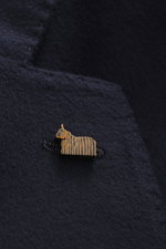 Close-up front view of the Colombo Kid Cashmere Blazer 'Robert' navy, showing a wooden zebra pin on the chest pocket in ultra-light pure kid cashmere with a soft touch.