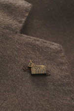 Close-up front view of the notched lapel and classic breast pocket on the Colombo Kid Cashmere Blazer 'Robert' taupe in ultra-light soft kid cashmere. In the ultra-light quality of soft kid cashmere, the unconstructed blazer 'Robert' by COLOMBO is a luxur