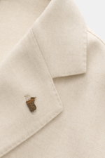 Close-up of the Colombo Kid Cashmere Blazer 'Robert' cream showing the dropped lapel and soft Yangir Cashmere texture from a top-front angle.

<p>In the ultra-light quality of soft Yangir Cashmere, the unconstructed blazer 'Robert' by COLOMBO is a luxurio