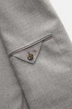 Nahaufnahme des Ärmels vom Lardini Jersey-Sakko grau meliert, Jersey aus elastischer Schurwolle, soft, Slim Fit, Unconstructed Design.