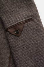 Lardini Blazer grey-brown patterned close-up from sleeve perspective showing fabric texture, button, and pocket details, mix of wool and microfiber, soft feel, subtle check pattern, Slim Fit, tailored two-button style, notched lapel with flower pin, class