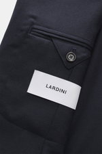 Nahaufnahme des Lardini Jersey-Sakko navy in Slim Fit, fotografiert von oben, zeigt Jersey aus reiner Schurwolle mit klassischer Brusttasche, Hüfttaschen mit Patte, unfertigen Ärmelabschlüssen und Lardini-Label.