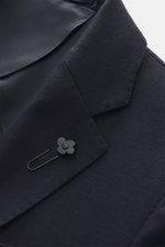 Lardini Jersey-Sakko navy, Detailaufnahme Revers mit Blüten-Anstecker, Jersey aus reiner Schurwolle, Slim Fit, taillierter Zwei-Knopf-Stil.