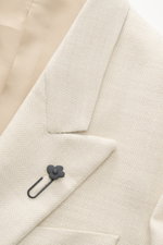 Lardini Blazer sand melange close-up from front-top angle showing notched lapel with flower pin, double-breasted two-button style, mix of virgin wool and silk, structured jersey, soft touch, lightweight quality, slim fit, classic breast pocket, patch hip 