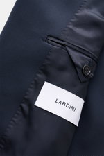 Nahaufnahme des halb gefütterten Lardini Sakko navy aus Gabardine, Ansicht Innenfutter mit Label, glatter Griff, Slim Fit, zweireihiger Zwei-Knopf-Stil.
