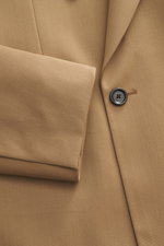 Lardini Blazer light brown close-up from above showing gabardine pure new wool, smooth feel, slim fit, notch lapel, double-breasted two-button style.