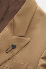 Lardini Blazer light brown close-up from above showing gabardine of pure new wool with smooth feel, slim fit, notch lapel, double-breasted two-button style, classic breast pocket, hip pockets with flap, unfinished sleeve cuffs, rear side vents, half lined