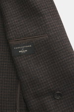 Tagliatore Blazer dark brown/black checkered fabric close-up showing label and button, photographed from the inside front left. Italian tailoring at its most modern form: The lightweight blazer by TAGLIATORE impresses with the finest virgin wool-silk blen
