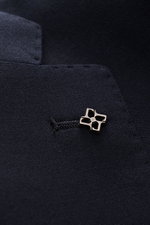 Close-up front view of Tagliatore Cashmere Sakko 'Monte Carlo' navy, showcasing the soft cashmere fabric, detailed stitching, and signature metal pin on the lapel.