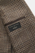 Nahaufnahme des Innenfutters und der klassischen Brusttasche des Tagliatore Sakko dunkelgrau/taupe kariert mit Prince-of-Wales Muster, weichem Griff, Slim Fit und zwei Innentaschen, fotografiert aus seitlicher Perspektive.