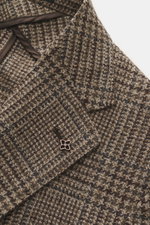 Nahaufnahme des fallenden Reverses vom Tagliatore Sakko dunkelgrau/taupe kariert mit Prince-of-Wales Muster, Pin am Revers, weichem Griff, Mix aus Schurwolle und Cashmere, Slim Fit, tailliertem Zwei-Knopf-Stil, klassischer Brusttasche, aufgesetzten Hüftta