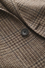 Nahaufnahme des Tagliatore Sakko dunkelgrau/taupe kariert mit Prince-of-Wales Webmuster, Knopf und weichem Griff aus Schurwolle und Cashmere.