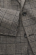 Close-up front view of Tagliatore Blazer grey/black checked showing button, Prince of Wales pattern, mix of virgin wool and cashmere, soft touch, slim fit, tailored two-button style, notched lapel with brand-typical pin, classic breast pocket, patch hip p