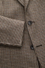 Close-up front view of Tagliatore Blazer beige/dark brown/navy patterned in pure virgin wool with soft touch, fine textured fabric, slim fit, tailored two-button style, notched lapel with brand pin, classic breast pocket, patch hip pockets, rear side vent