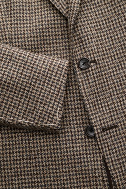 Close-up front view of Tagliatore Blazer beige/dark brown/navy patterned in pure virgin wool with soft touch, fine textured fabric, slim fit, tailored two-button style, notched lapel with brand pin, classic breast pocket, patch hip pockets, rear side vent
