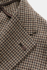Close-up front view of the Tagliatore Blazer beige/dark brown/navy patterned showcasing Italian craftsmanship, houndstooth fabric, and signature lapel pin.