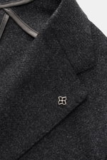 Close-up front view of Tagliatore Dark Grey Melange Blazer lapel showing unconstructed wool-cashmere fabric, notched lapel with brand pin.

Description: <p>The unconstructed craftsmanship made from fine wool with cashmere makes this blazer by TAGLIATORE a