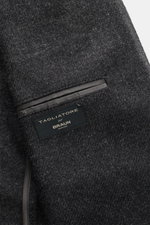 Close-up rear inside view of Tagliatore Dark Grey Melange Blazer showing wool cashmere fabric, classic breast pocket, and label.

Description: <p>The unconstructed craftsmanship made from fine wool with cashmere makes this blazer by TAGLIATORE an exclusiv