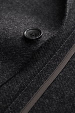 Close-up front view of Tagliatore Dark Grey Melange Blazer showing black button and textured wool-cashmere fabric, soft touch.

<p>The unconstructed craftsmanship made from fine wool with cashmere makes this blazer by TAGLIATORE an exclusive companion in 