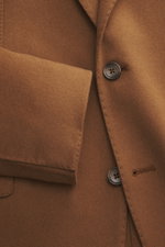 Close-up front view of the Tagliatore Cashmere Blazer Brown showing soft pure cashmere fabric, button, and pocket details.

<p>The unconstructed design made from pure cashmere makes this lightweight blazer by TAGLIATORE an exclusive companion for the offi