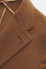 Close-up front left lapel view of the Tagliatore Cashmere Blazer Brown, showcasing pure cashmere fabric, soft touch, slim fit, tailored two-button style, notched lapel, brand pin, and classic breast pocket.

Additional description: <p>The unconstructed de