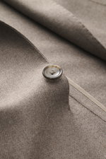 Close-up front view of the Tagliatore Blazer taupe, slim fit, wool with cashmere content, soft touch, two-button tailored style, notched lapel with brand-typical pin, classic breast pocket, patch hip pockets, unfinished sleeve cuffs, back side vents, unco