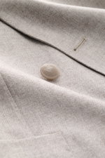 Close-up front view of the Tagliatore Taupe Melange Blazer showing a textured button and lapel in a soft virgin wool-cashmere blend.

Description: Italian tailoring at its most modern: The lightweight blazer from TAGLIATORE impresses with the finest virgi