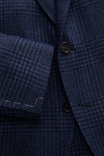 Nahaufnahme des navy/schwarz karierten Brunello Cucinelli Sakkos aus Schurwolle mit Cashmere, Slim Fit, tailliert, Drei-Knopf-Stil, fallendes Revers, klassischer Brusttasche, Hüfttaschen mit Patte, Billett-Tasche mit Patte, unfertigen Ärmelabschlüssen, rü