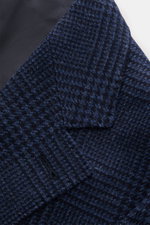 Brunello Cucinelli Sakko navy/schwarz kariert, Nahaufnahme von fallendem Revers, Schurwolle mit Cashmere, Slim Fit, taillierter Drei-Knopf-Stil, halb gefüttert.
