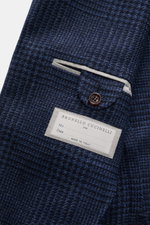 Nahaufnahme des taillierten Brunello Cucinelli Sakko navy/schwarz kariert, Slim Fit, Schurwolle mit Cashmere, mit Knopf und Innentaschen, von oben fotografiert.