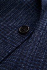 Nahaufnahme des navy/schwarz karierten Brunello Cucinelli Sakkos mit Schurwolle und Cashmere, weichem Griff und Slim Fit, Fokus auf fallendes Revers und Knopf mit Logo.