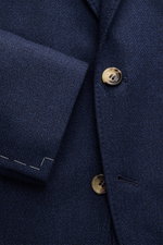 Brunello Cucinelli Sakko navy meliert aus reiner Schurwolle, Slim Fit, taillierter Drei-Knopf-Stil, fallendes Revers, Detailaufnahme von vorne.