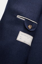 Nahaufnahme des Brunello Cucinelli Sakko navy meliert von schräg oben, reine Schurwolle, weicher Griff, Slim Fit, taillierter Drei-Knopf-Stil.