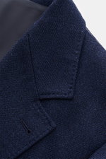 Brunello Cucinelli Sakko navy meliert, Detailansicht Revers, reine Schurwolle, weicher Griff, Slim Fit, taillierter Drei-Knopf-Stil, halb gefüttert.