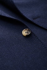Brunello Cucinelli Sakko navy meliert im Detail, Nahaufnahme von Knopf, fallendes Revers, reine Schurwolle, Slim Fit, taillierter Drei-Knopf-Stil, weicher Griff, klassische Brusttasche, Hüfttaschen mit Patte, Billett-Tasche, Ärmelabschlüsse unfertig, rück