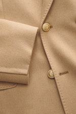 Brunello Cucinelli Kamelhaar-Sakko camel, Nahaufnahme von Vorderseite mit goldenen Knöpfen, Slim Fit, reines Kamelhaar, Spitzrevers, Brusttasche, Hüfttaschen, unfertige Ärmelabschlüsse.