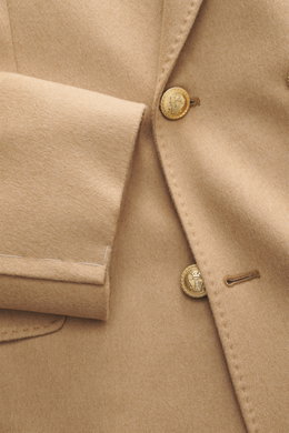 Brunello Cucinelli Kamelhaar-Sakko camel, Nahaufnahme von Vorderseite mit goldenen Knöpfen, Slim Fit, reines Kamelhaar, Spitzrevers, Brusttasche, Hüfttaschen, unfertige Ärmelabschlüsse.