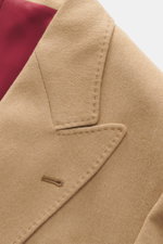 Close-up front view of the Brunello Cucinelli Camel Hair Blazer camel, pure camel hair, very soft touch, Slim Fit, double-breasted three-button style, peak lapel, classic breast pocket, hip pockets with flap, small ticket pocket, sleeve cuffs unfinished, 
