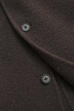 Close-up front detail of The Row Cashmere Blouson 'Olek' schwarz showing soft, dense black cashmere texture and buttons, photographed from above.

Description: <p>Meisterhafte Handwerkskunst in doppelter Verarbeitung von THE ROW: Der weiche, luftige Kas