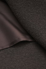 Close-up detail of The Row Cashmere Blouson 'Olek' schwarz showing soft, dense black cashmere fabric and smooth inner lining from a top-down perspective.

<p> Meisterhafte Handwerkskunst in doppelter Verarbeitung von THE ROW: Der weiche, luftige Kaschmi