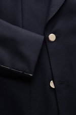 Nahaufnahme des Luigi Bianchi Sakko navy aus reiner Schurwolle mit zwei goldenen Knöpfen, Slim Fit, Spitzrevers, Pin und unvollendeten Ärmeln.
