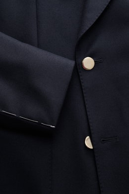 Nahaufnahme des Luigi Bianchi Sakko navy aus reiner Schurwolle mit zwei goldenen Knöpfen, Slim Fit, Spitzrevers, Pin und unvollendeten Ärmeln.