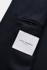 Nahaufnahme des Luigi Bianchi Sakko navy aus reiner Schurwolle, zeigt die Brusttasche, feines Gewebe und das weiße Markenetikett.