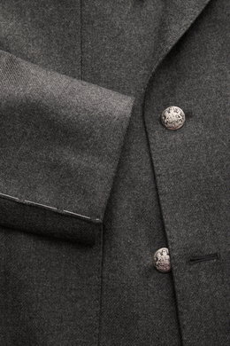 Nahaufnahme des Luigi Bianchi Sakko dunkelgrau meliert aus Schurwolle und Cashmere, Slim Fit, zweireihiger Drei-Knopf-Stil mit Wappen-Knöpfen, spitzem Revers, halb gefüttert, fotografiert aus seitlicher Perspektive.
