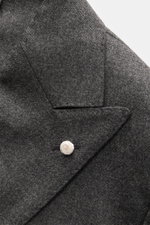 Nahaufnahme des Luigi Bianchi Sakko dunkelgrau meliert aus italienischer Handwerkskunst, zweireihiger Slim Fit mit feinem Schurwoll-Cashmere-Gewebe und weißem Knopf.