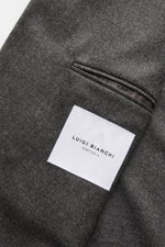 Luigi Bianchi Sakko dunkelgrau meliert, Detailaufnahme von innen mit Taschen, Label und weichem Schurwoll-Cashmere-Gewebe, Perspektive nah.